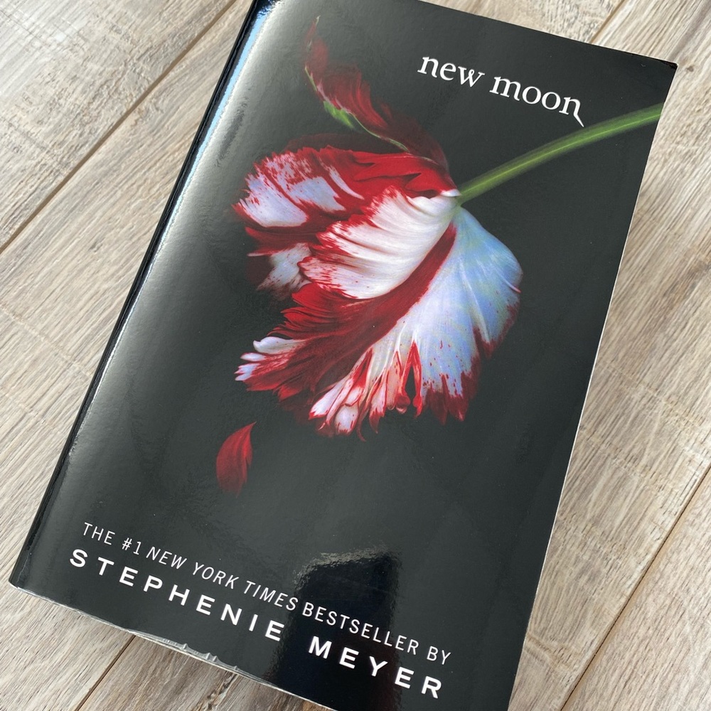 Book - New Moon - By Stephenie Meyer